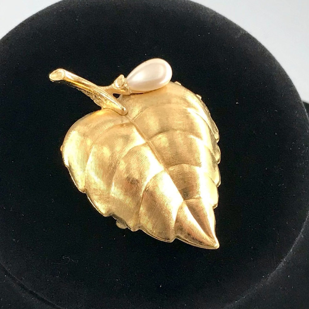 Vintage Avon Gold Tone Leaf with faux Pearl Creme Perfume Brooch Pin